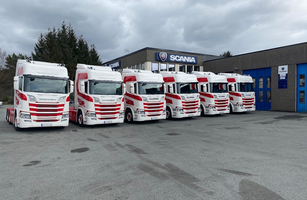 Norsk Scania på Frakkagjerd i Tysvær har levert seks nye bilar samtidig til Hustvedt & Skeie Transport. 
Foto: Scania