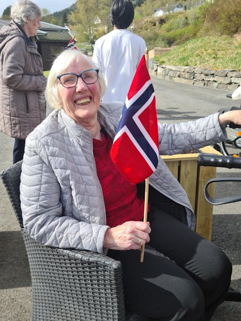 Borghild Rullestad kosar seg ute i vårsola og fekk med seg både 17. mai-toget til både Vats skule og dagsenteret på Vindafjordtunet. 