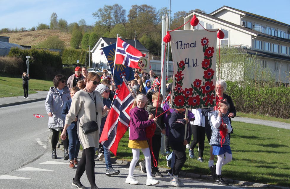 Her er det fjerde klasse ved Ølen skule som marsjerer og tjuvstarta 17. mai-feiringa.
Foto: Arne Frøkedal