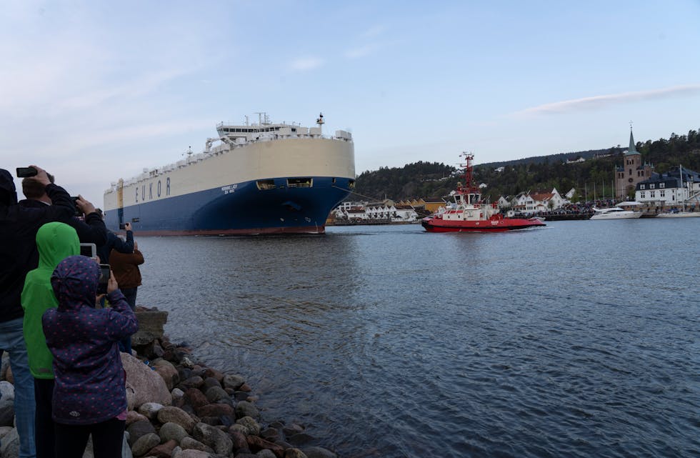 Morning Lady, eitt av dei største bilfrakteskipa i verda, passerte Svelvik på veg til Drammen fredag morgon. Foto: Terje Bendiksby / NTB / NPK