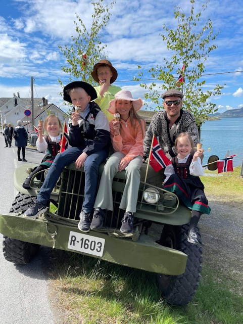 17.mai-komiteen i Skånevik spanderte is på alle borna. Sjåfør Roar Knudsen med mange glade barn.
Foto: Privat
 