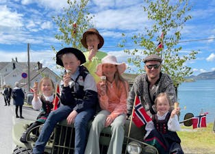 17.mai-komiteen i Skånevik spanderte is på alle borna. Sjåfør Roar Knudsen med mange glade barn.
Foto: Privat
 