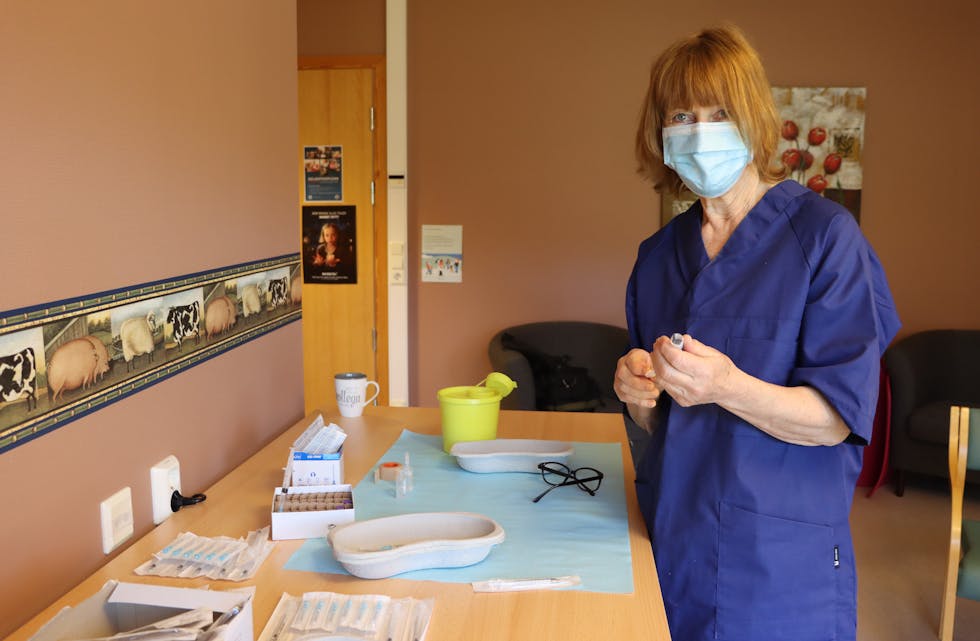 Margaret Bull-Tornøe gjer klar covid-19 vaksine ved helsestasjonen i Etne
Foto: Irene Mæland Haraldsen