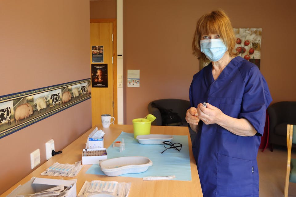 Margaret Bull-Tornøe gjer klar covid-19 vaksine ved helsestasjonen i Etne
Foto: Irene Mæland Haraldsen
