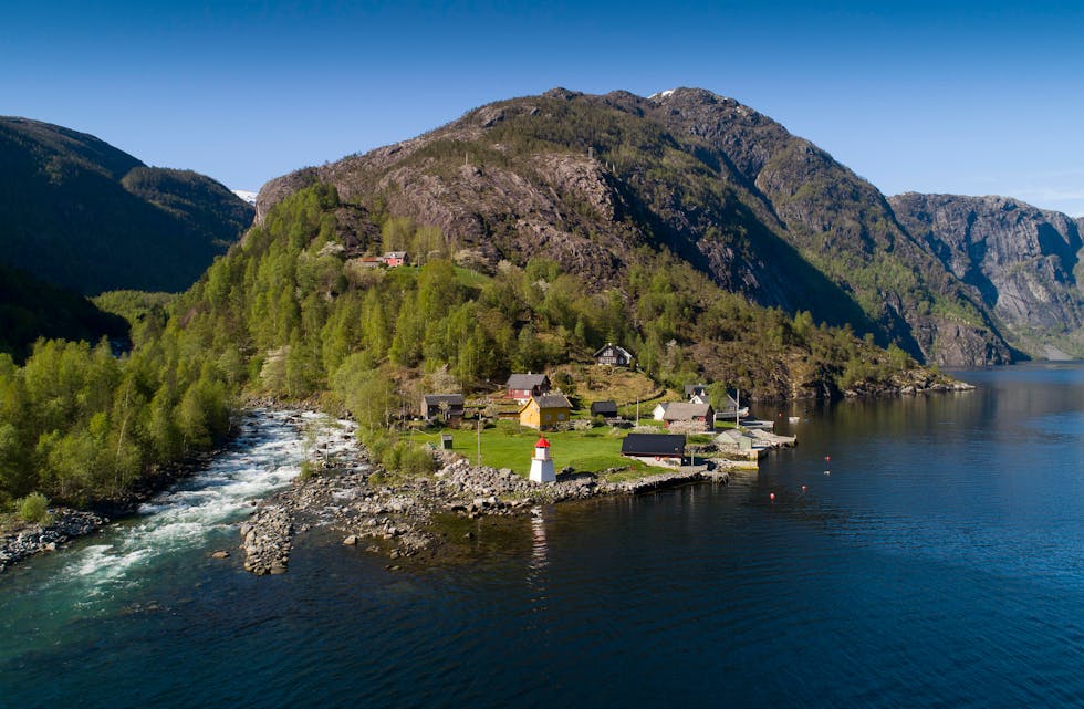 Mosnes ved Åkrafjorden der Folgefonna nasjonalpark startar i sør.
Foto: Magne Langåker