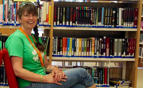 Silje Holden Birkeland gler seg over å kunne invitere leselystne kundar til biblioteket også på onsdagar.