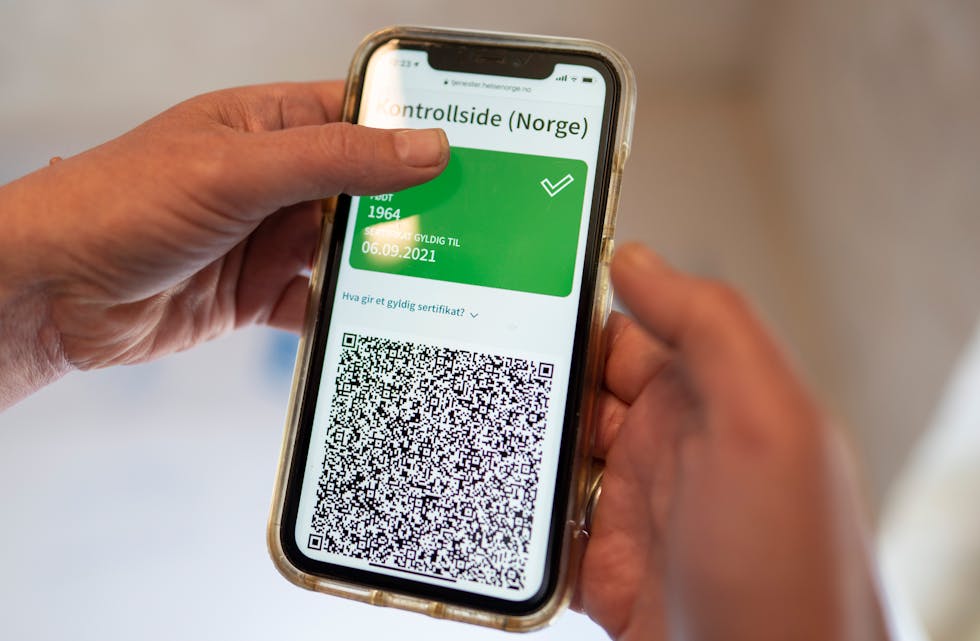 FHI har kom med eit nytt koronasertifikat, der ein QR-kode i ein mobil applikasjon viser om ein person er fullvaksinert. Foto: Heiko Junge / NTB