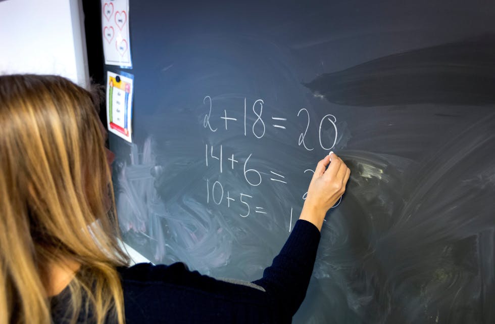 Lærer som skriver på tavle på barneskole. 
Foto: Gorm Kallestad / NTB