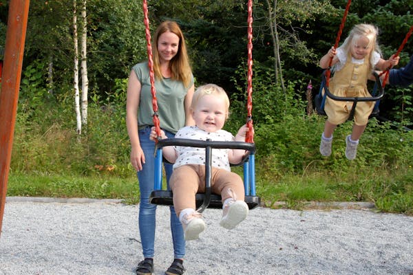 Å reila i barnehagen er kjempegøy for Emma Viland (1). Mamma Marte Gangstø dyttar god fart, og på sida si storesøster Tiril. Ho har dreisen på reilinga. 
 