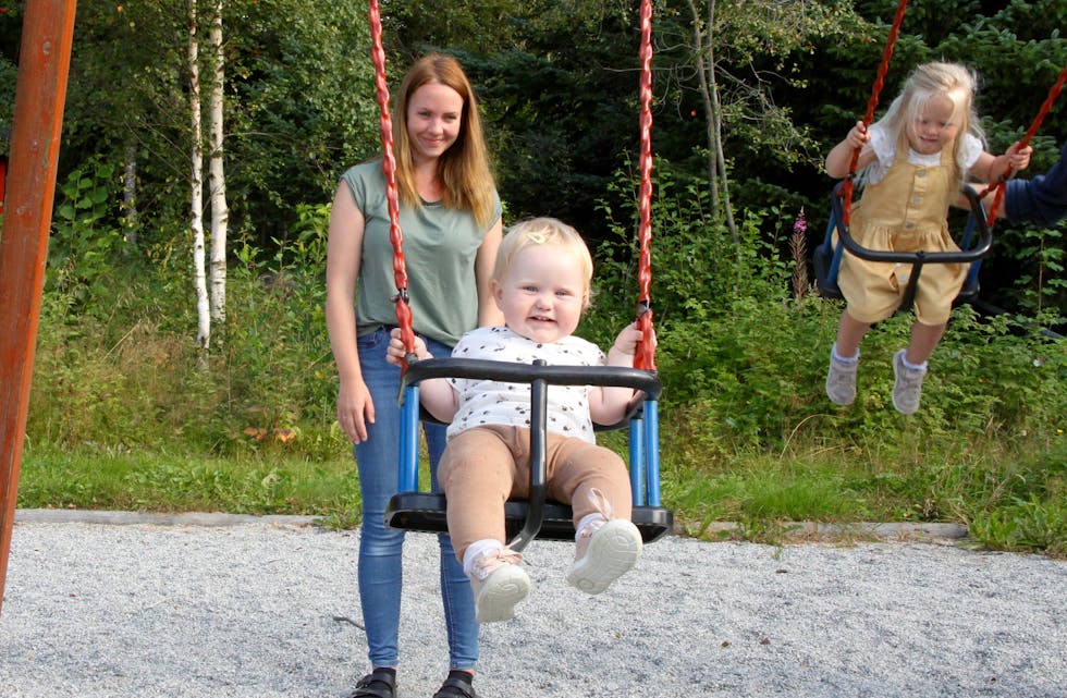 Å reila i barnehagen er kjempegøy for Emma Viland (1). Mamma Marte Gangstø dyttar god fart, og på sida si storesøster Tiril. Ho har dreisen på reilinga. 
 