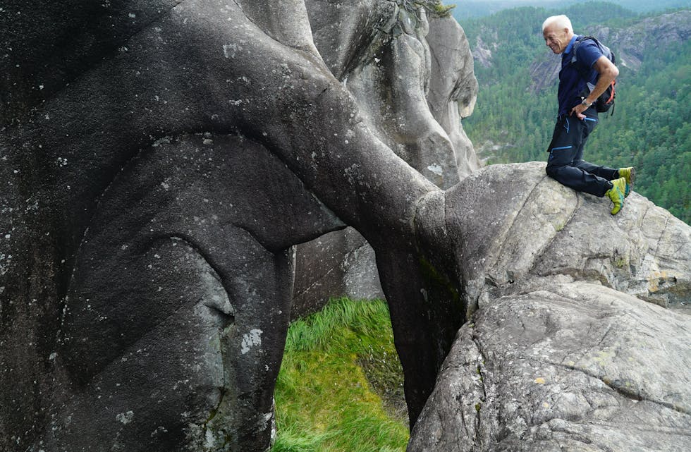 Geolog og professor Jan Mangerud (84) let seg imponera over dei unike jettegytene på Rullestad.
Alle foto: Finn Bakke