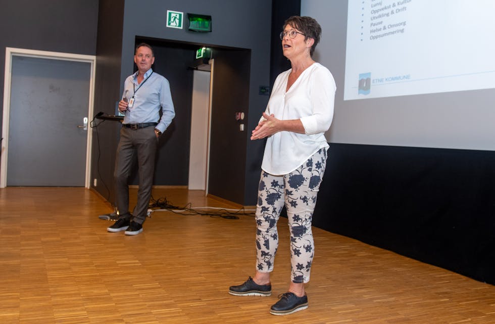 Ordførar Mette-Heidi Bergsvåg Ekrheim (Sp) og kommunedirektør Bjørn Tollefsen under ein presentasjon i 2021. Arkivfoto
