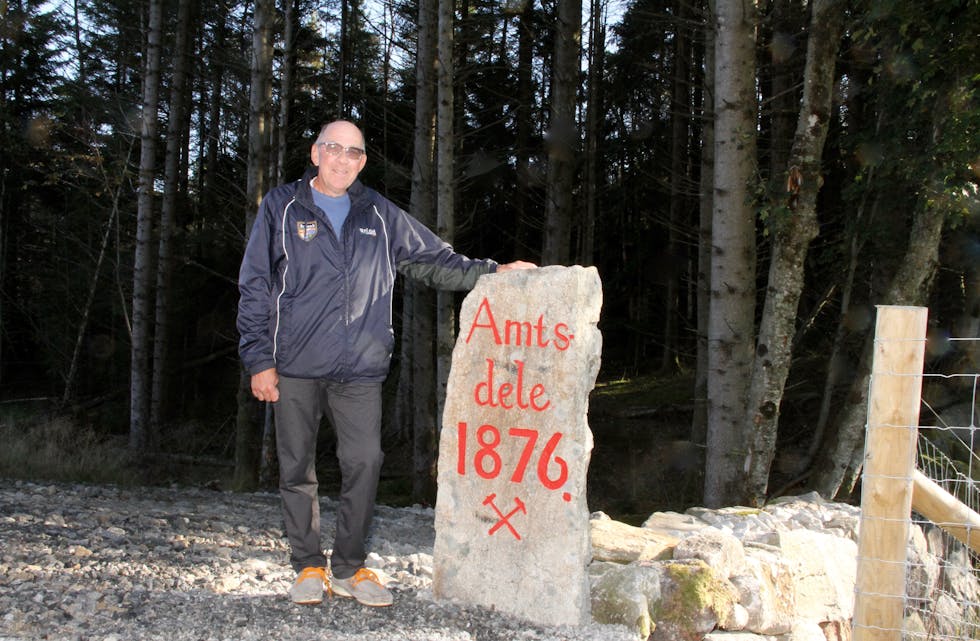 Einar Langelandsvik har lagt ned mykje arbeid i å vaska, skrubba og måla den gamle amtsteinen frå 1876. No kan steinen leva i hundre år til. 
Foto: Grethe Hopland Ravn