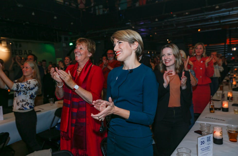 Marianne Borgen og Kari Elisabeth Kaski under SVs valvake på Rockefeller ved stortingsvalet 2021. Foto: Trond Reidar Teigen / NTB / NPK