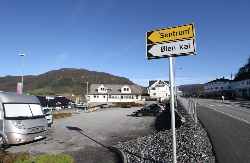 Ølen sentrum heng for dårleg saman, meiner Asplan Viak som foreslår fleire tiltak for å motverke det. Skiltet sentrum som går til bussterminalen, er sett i hermeteikn av nokon som ser på det som tøv, eller stiller spørsmål ved det.
Foto: Jon Edvardsen