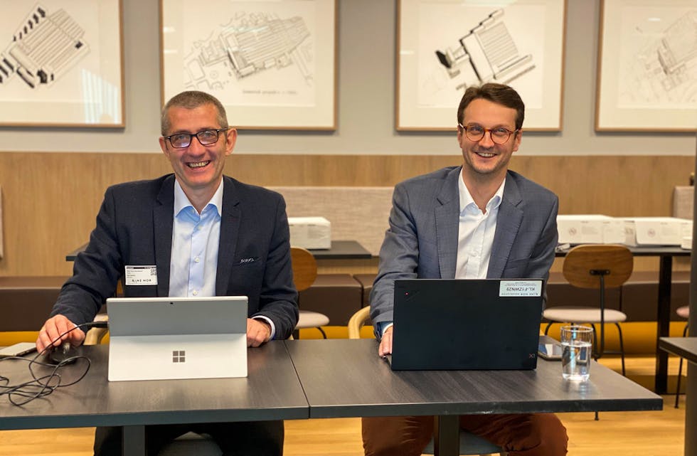 Dagleg leder i Omega 365 Solutions, Svein Tore Haraldseid (t.v.), og Håkon Isdal Selmer, prosjektstyringssjef i Bane NOR, er godt fornøgd med avtalen som selskapa nå har signert. Foto: Bane NOR 