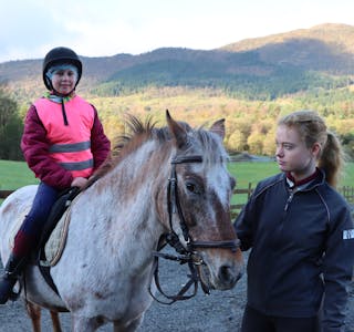 Anne Marie Dagsland (9) fekk seg ein tur med hesten Prince. Karen Rasmussen passar på at alt går trygt føre seg.
Foto: Irene Mæland Haraldsen