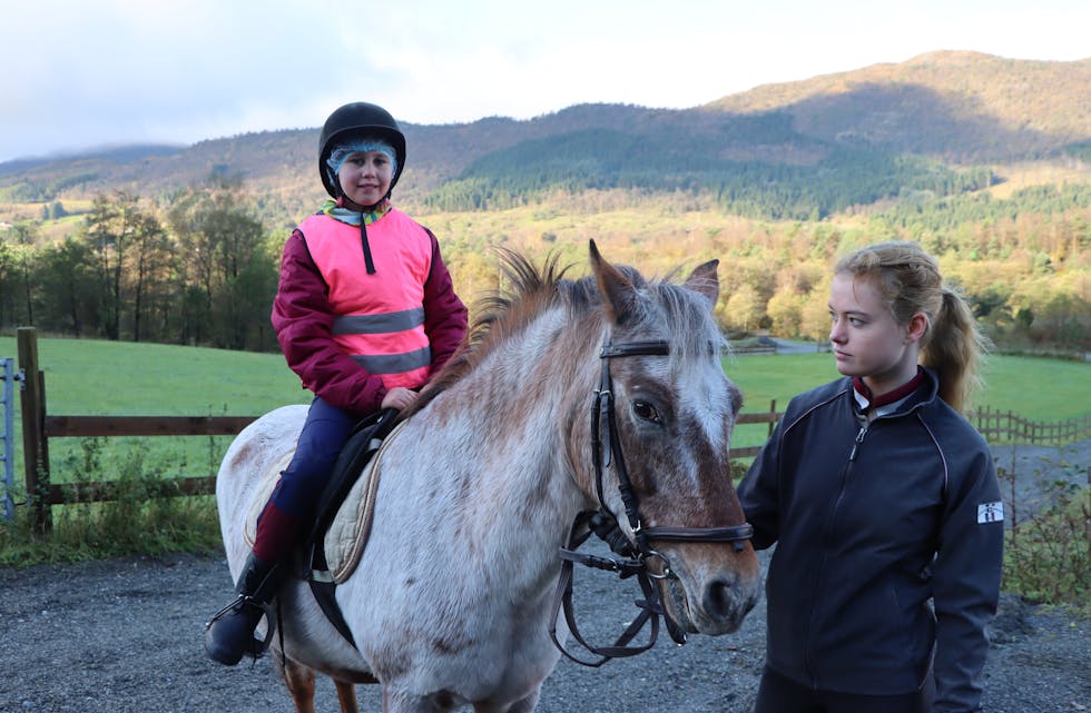 Anne Marie Dagsland (9) fekk seg ein tur med hesten Prince. Karen Rasmussen passar på at alt går trygt føre seg.
Foto: Irene Mæland Haraldsen
