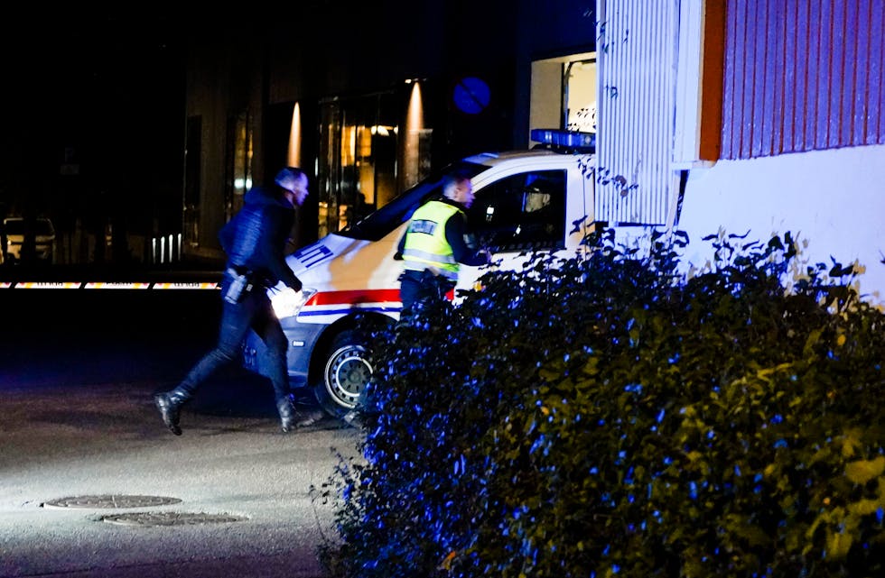 Politiet gjer undersøkingar i Kongsberg sentrum etter hendinga. Foto: Håkon Mosvold Larsen / NTB / NPK