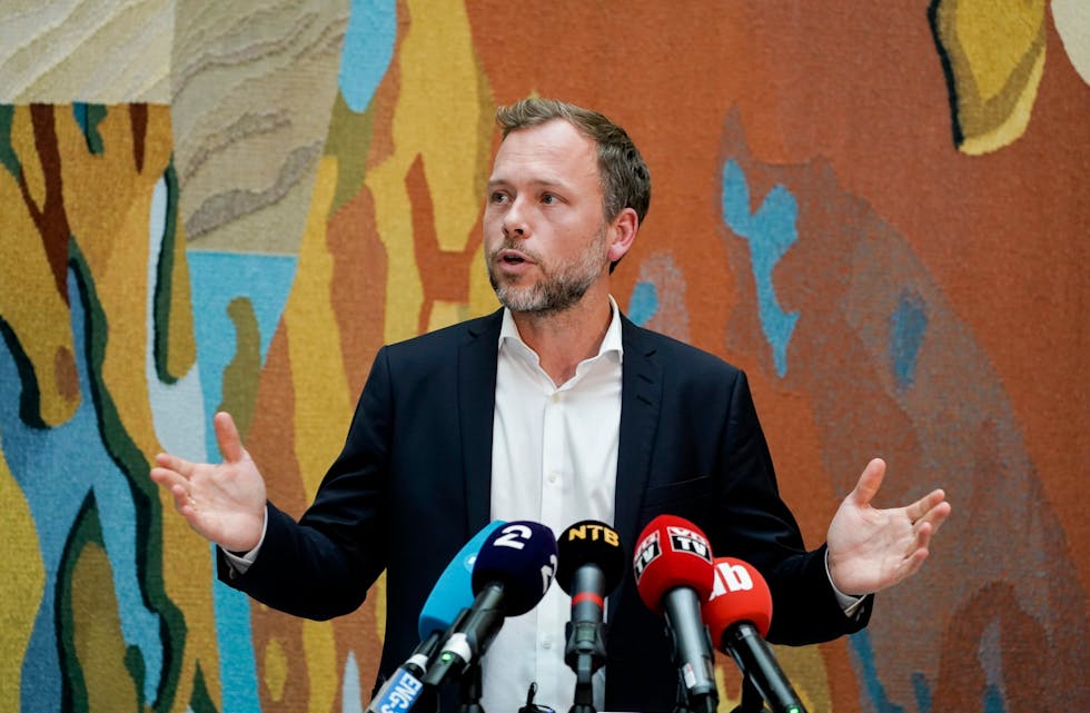 SV-leder Audun Lysbakken kommenterte regjeringsplattforma i vandrehallen i Stortinget onsdag. Foto: Terje Pedersen / NTB