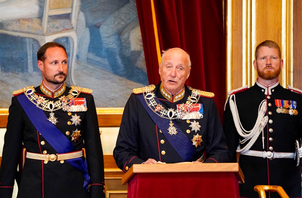Kong Harald les trontalen under den høgtidelege opninga av Stortinget. Kronprins Haakon til venstre. Foto: Torstein Bøe / NTB / NPK