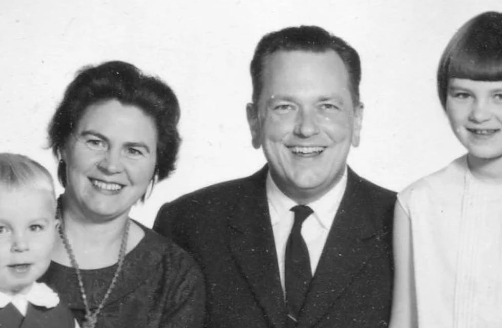 Magnhild Selsås og Ivar Orgland gifta seg i 1952. Året etter kom dottera Kårunn, og broren Arild er fødd i 1959. Etter dette biletet er tatt, kom minstebroren Magne til verda i 1964.
Foto: Privat