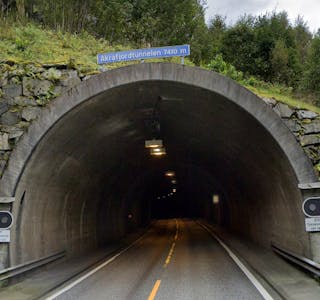 To personar mista førarkortet grunna for høg fart i Åkrafjordtunnelen torsdag kveld.
FOTO: GOOGLE STREET VIEW