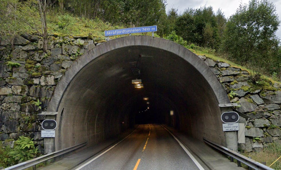 To personar mista førarkortet grunna for høg fart i Åkrafjordtunnelen torsdag kveld.
FOTO: GOOGLE STREET VIEW