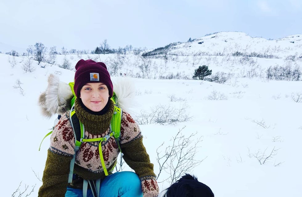 Kjersti Nonslid er opptatt av friluftsliv og tur med hundane sine, men likar også å strikka. Nå  har ho genserar for sal i julebutikken i Isvik.
Foto: Privat