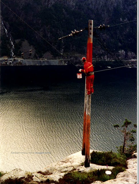 Kraftlinjer i Åkrafjorden var eit utfordrande arbeid for å skaffe alle bygder og grender straum. Fjæra fekk elektrisitet i husveggane i 1961, ifølgje boka «Soga om SØK». 
Foto: SØK