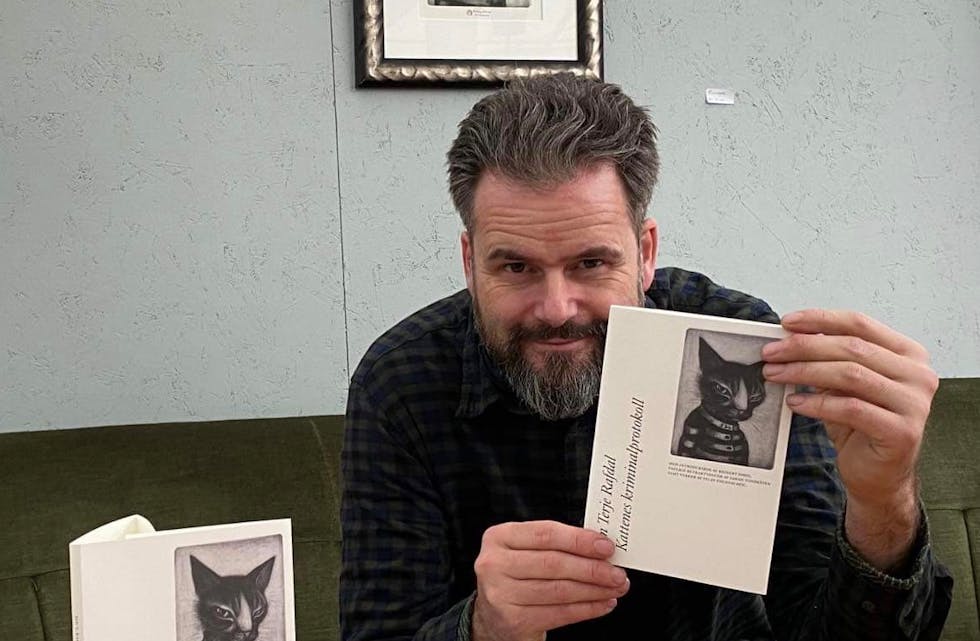 Etne-kunstnar Jan Terje Rafdal lanserer boka «Kattenes Kriminalprotokoll». 
Foto: Privat