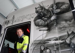 Bjørnar Sørheim frå Etne i sin nyinnkjøpte Scania med Etne-soga måla på førarhuset. 
Foto: Irene Mæland Haraldsen