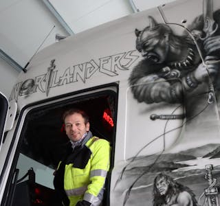 Bjørnar Sørheim frå Etne i sin nyinnkjøpte Scania med Etne-soga måla på førarhuset. 
Foto: Irene Mæland Haraldsen