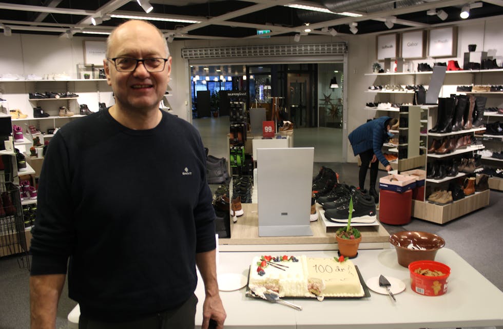 Feira med kake. Erling Ronæs fører bestefar sin arv vidare 100 år etter at han starta skoproduksjon og skobutikk i Etne.
Foto: Svein-Erik Larsen