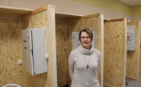 Rektor J. Sæle viser fram dei nye lokala til førsteklassen på elektrofag. 
Foto: Svein-Erik Larsen
