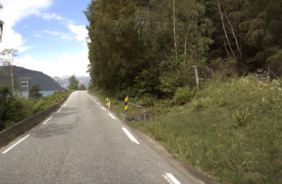 Døme på vegparti mellom Kinsarvik og Kyrkjenes på riksveg 13. Foto: Statens vegvesen