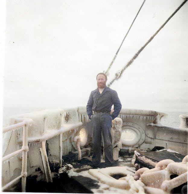 Matros Arhur Værholm hadde eit langt og innhaldsrikt liv som sjømann. Han var seinare blant oljepionerane i Nordsjøen og dessverre også ein av dei første som omkom. Her er vatsbuen på kvalfangst i Sørishavet på 1950-talet.
Foto: Privat
