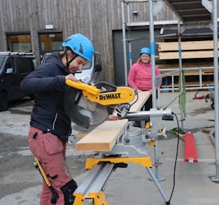 Emilija Morkunaite (16) handterer kappsaga medan Emilie Haugland (21) passar på at tømmerstokken ligg i ro. 
Foto: Irene Mæland Haraldsen