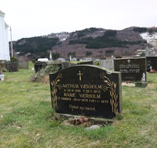 Arthur Værholm ligg gravlagd ved Vats kyrkje og har felles gravstøtte med mora Marie.
Foto: Arne Frøkedal