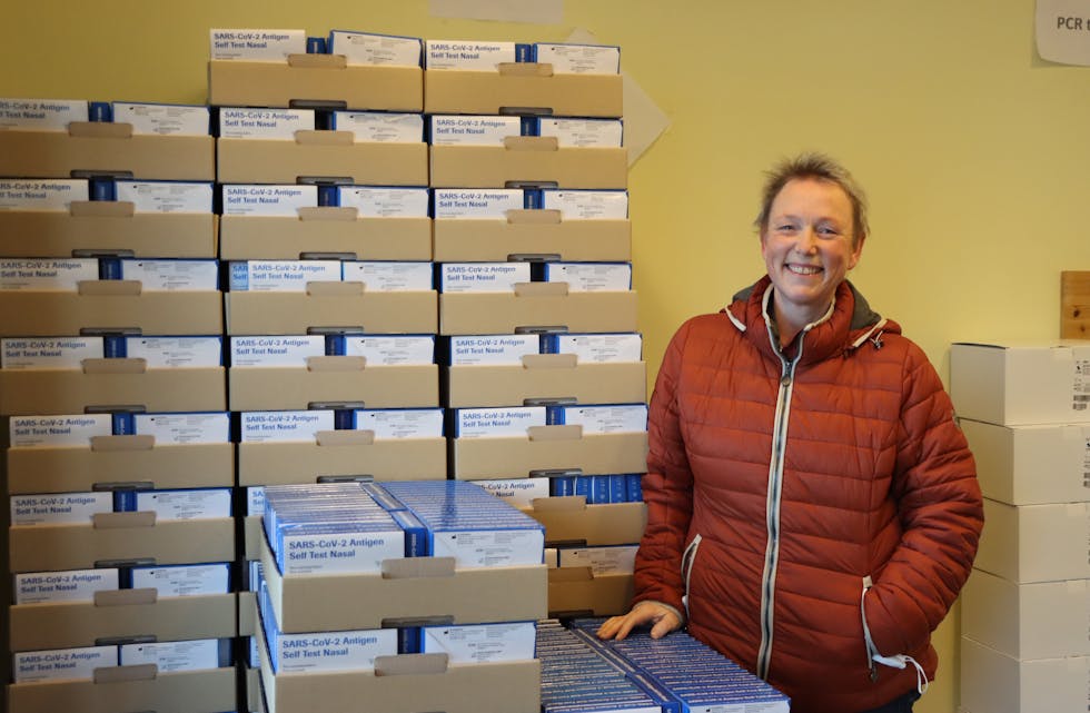 Beredskapskoordinatfor smittevern Anne-Beate Økland i Vindafjord kommune har fått hurtigtestar til lager.
Foto: Irene Mæland Haraldsen
