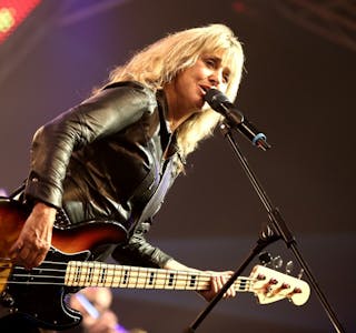 Den amerikanske vokalisten, bassisten og låtskrivaren Suzi Quatro entrar scenen under årets utgåve av Skånevik Bluesfestival. Pressefoto