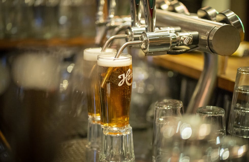 No kan det igjen drikkast øl på pubar og restaurantar, men berre fram til klokka 23. Foto: Heiko Junge / NTB / NPK