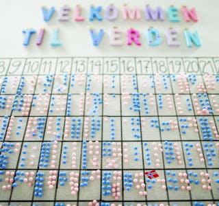 Mange knappenåler på veggen som viser oversikt over nyfødde barn ved fødeavdeling B på Akershus universitetssjukehus. Foto: Vegard Wivestad Grøtt / NTB / NPK
