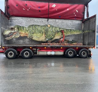 Dinosaurane som blei frakta frå Sverige til Stavanger av Taraldsøy Transport, veg opp mot 2,5 tonn. Det er utstyrt med både mekanikk og hydraulikk, og kan både brøla og røra på seg. 
Foto: Privat