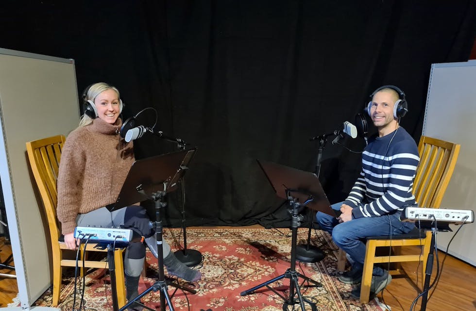 Ingvild Luteberget Nesheim og Magnus Haugland frå Ølensvåg er programleiarar i den nye podcasten til Bondevennen, som blir spelt inn i ABC-studio. 
Foto: Bondevennen