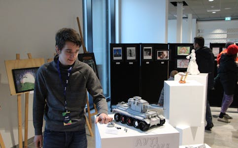 Simon Hopland Ravn viste fram sine to lego-modellar av stridsvåpen frå andre verdskrig under UKM på Ølen kulturhus i februar. Arkivfoto: Morten Stene