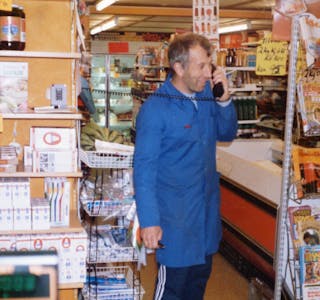 Handelsmannen Lars E. Lundal i full sving på krambua på Markhus, som han la ned i 1996, etter at vegen vart omlagt.
Foto: Privat