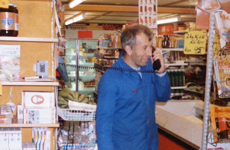 Handelsmannen Lars E. Lundal i full sving på krambua på Markhus, som han la ned i 1996, etter at vegen vart omlagt.
Foto: Privat