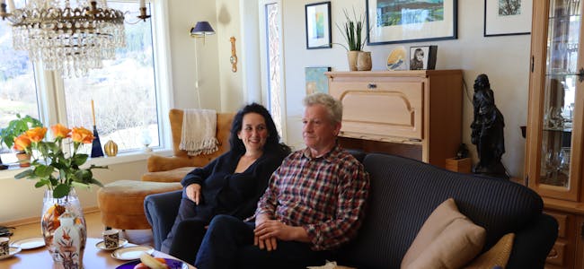 Etter mange og lange arbeidstimar kan Sverre Blikra og kona Gerd Ellionr Eikje ta seg tid til ein velfortent pust i sofaen før siste del av prosjekt husbygging tar til.
Foto: Irene Mæland Haraldsen