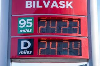Pumpeprisen på drivstoff har gått opp til over 24 kroner literen mange stader. Diesel er no dyrare enn bensin. Foto: Terje Pedersen / NTB / NPK